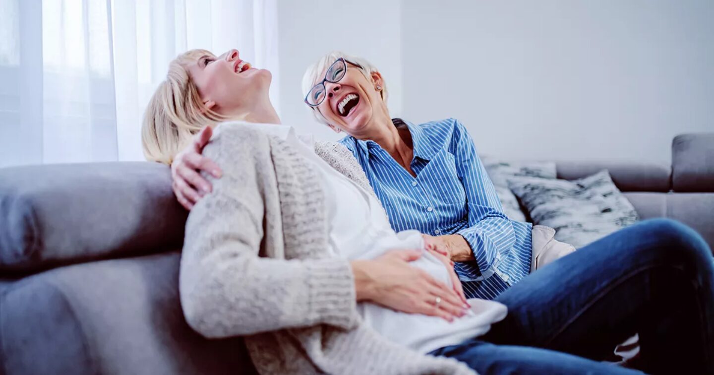 Femme et sa fille enceinte heureuses