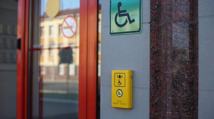 PAccessibilité dans les commerces : pourquoi les professionnels doivent s'équiper pour répondre aux exigences de la loi de 2005 sur le handicap