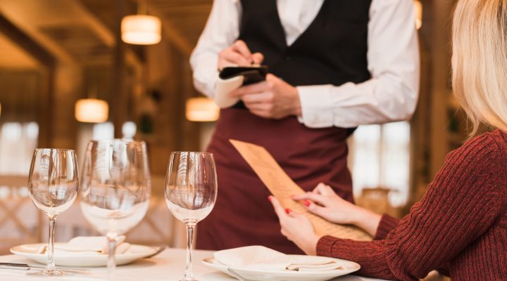 Comment améliorer l'efficacité de votre service avec un monte-fûts à trappe ? Les solutions pour les établissements de grande taille